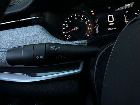 Used 2025 Jeep Compass Latitude image 36