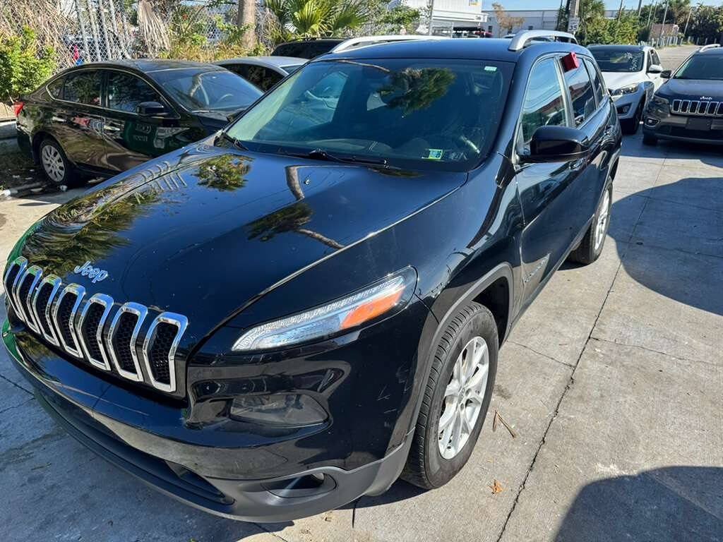 Used 2018 Jeep Cherokee Latitude AWD/4WD image 2