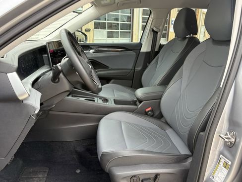 Used 2025 Volkswagen Tiguan SE FWD image 12