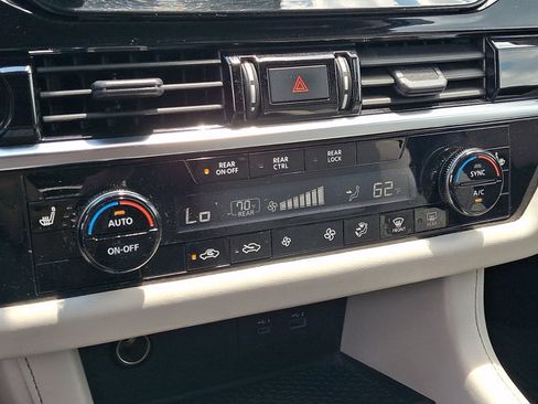 Used 2023 Nissan Pathfinder SV w/ SV Premium Package AWD/4WD image 19