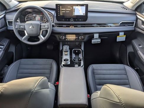 New 2026 Mitsubishi Outlander SE image 16