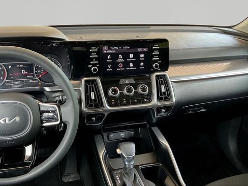Used 2023 Kia Sorento LX FWD image 9