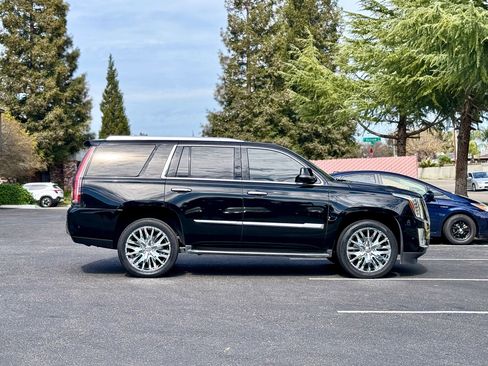 Used 2017 Cadillac Escalade Luxury image 2