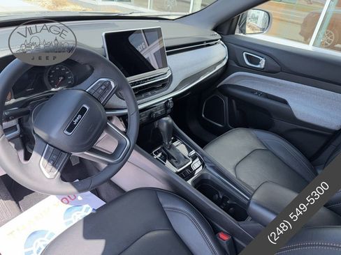 Used 2023 Jeep Compass Latitude image 10