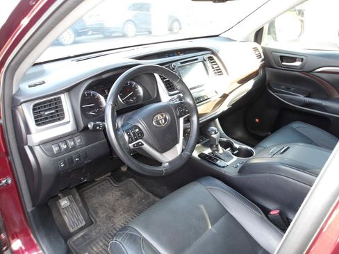 Used 2015 Toyota Highlander Limited w/ Driver Technology Package AWD/4WD image 9