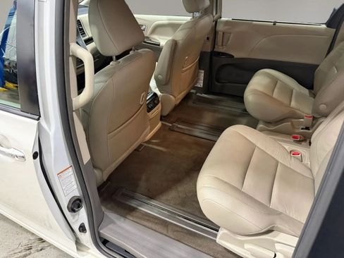 Used 2018 Toyota Sienna XLE w/ XLE Navigation Package FWD image 32