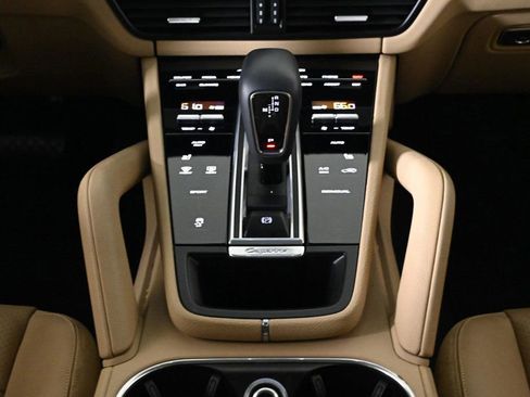 Used 2023 Porsche Cayenne Platinum Edition image 17