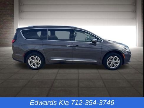 Used 2021 Chrysler Pacifica Limited image 13