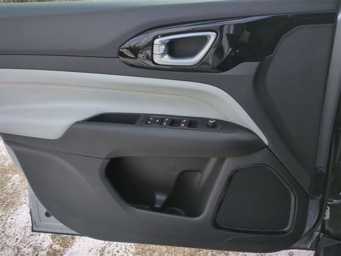 Certified 2023 Jeep Compass Limited image 30