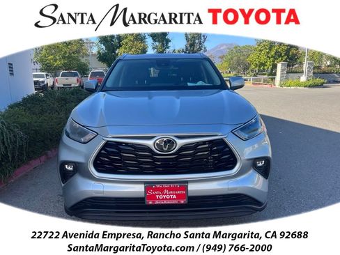 Used 2022 Toyota Highlander XLE FWD image 1
