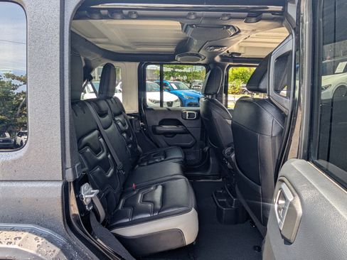 Used 2018 Jeep Wrangler Unlimited Sahara AWD/4WD image 16