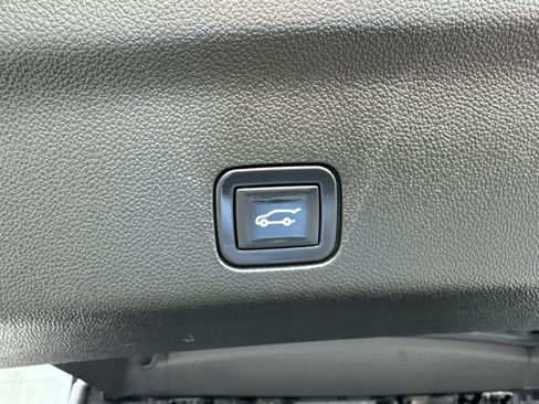 Certified 2022 Chevrolet Suburban RST w/ Luxury Package AWD/4WD image 17
