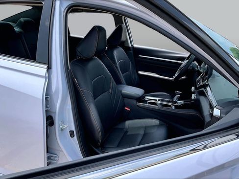 Used 2024 Nissan Altima 2.5 SR w/ SR Premium Package FWD image 9