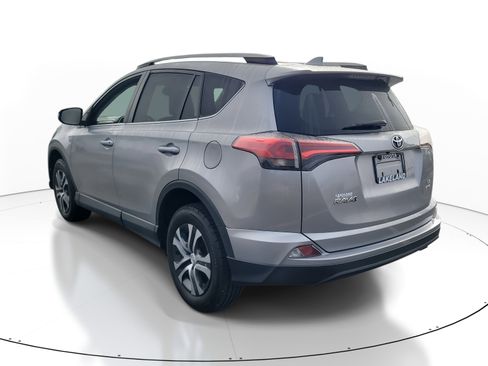 Used 2018 Toyota RAV4 LE image 5