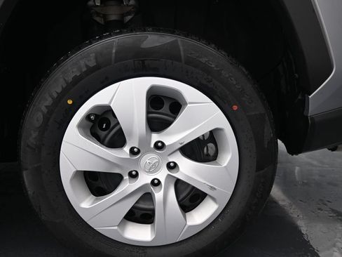 Used 2024 Toyota RAV4 LE AWD/4WD image 15