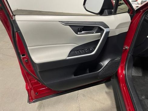 Used 2020 Toyota RAV4 XLE w/ Convenience Package FWD image 23