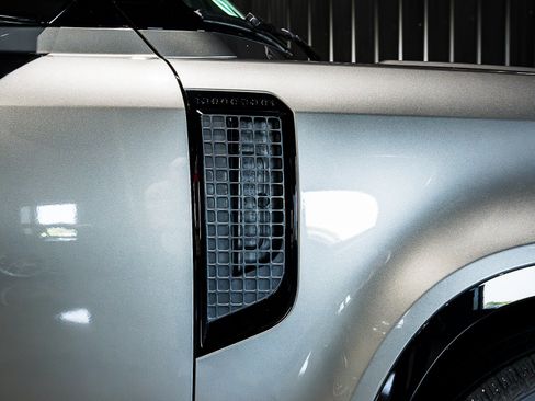 Used 2025 Land Rover Defender 110 X-Dynamic SE AWD/4WD image 42