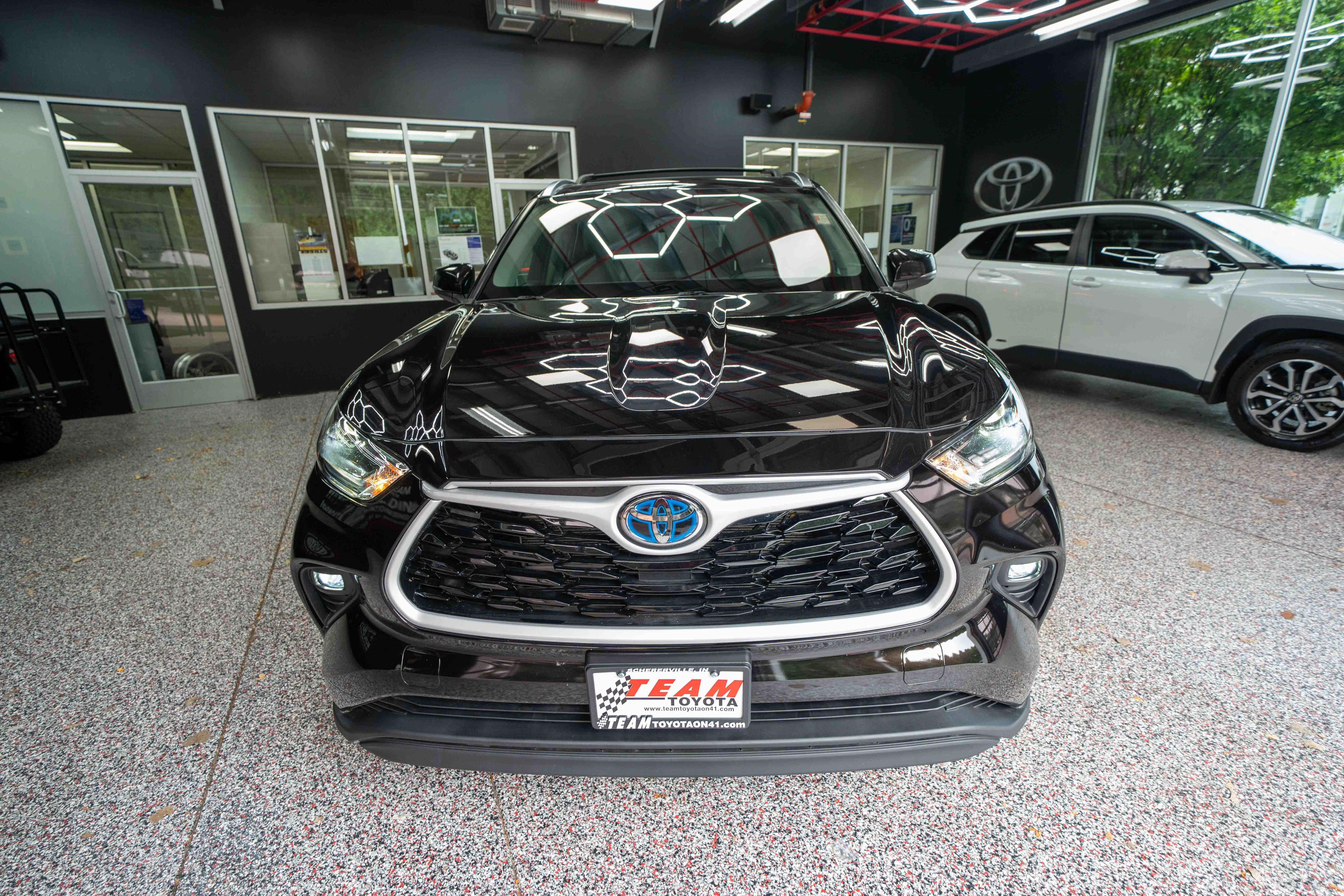 Used 2021 Toyota Highlander XLE AWD/4WD image 6