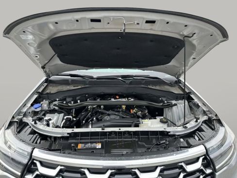 Used 2025 Ford Explorer Platinum RWD image 18