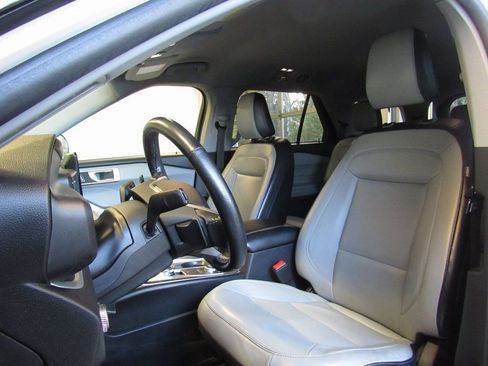 Used 2021 Ford Explorer XLT w/ Equipment Group 202A image 12