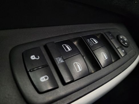 Used 2018 Jeep Cherokee Latitude Plus w/ Comfort/Convenience Group image 27