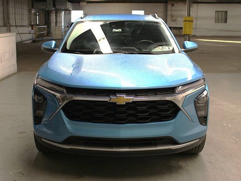 Used 2025 Chevrolet Trax LT w/ LT Convenience Package FWD image 9