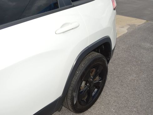 Used 2019 Jeep Cherokee Latitude Plus AWD/4WD image 4