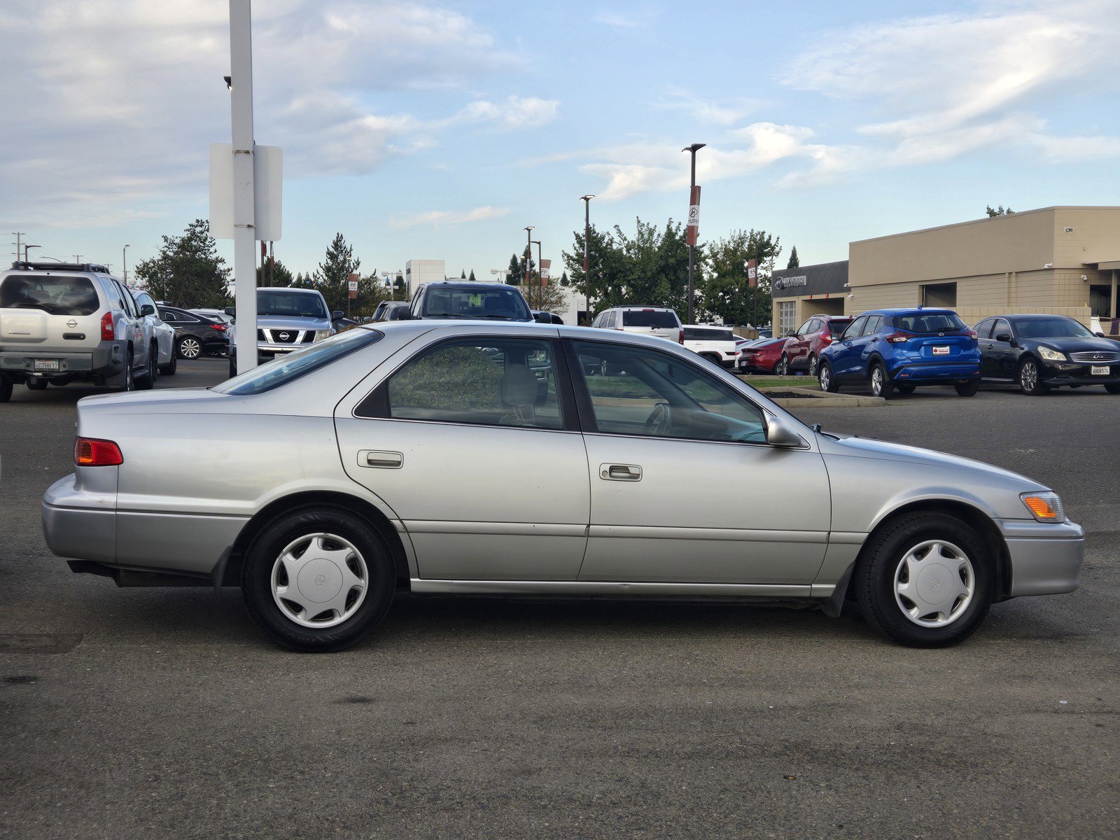 Used 2000 Toyota Camry CE w/ Value Pkg 1 FWD image 3