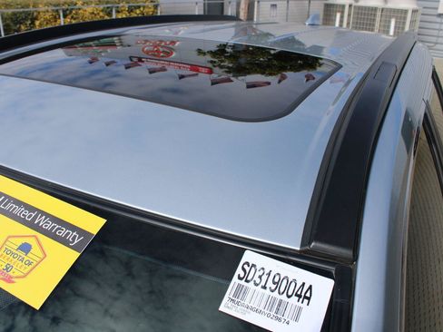 Used 2022 Toyota Corolla Cross XLE w/ Convenience Package FWD image 11