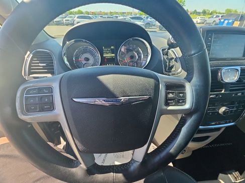 Used 2016 Chrysler Town & Country Touring w/ Driver Convenience Group FWD image 12