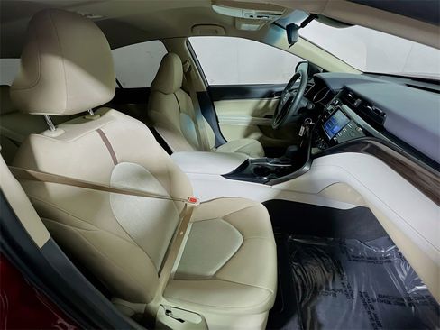 Certified 2019 Toyota Camry LE image 25