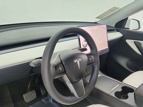 Used 2021 Tesla Model Y Long Range image 18