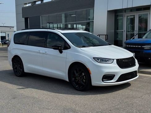 Used 2025 Chrysler Pacifica Limited FWD image 43