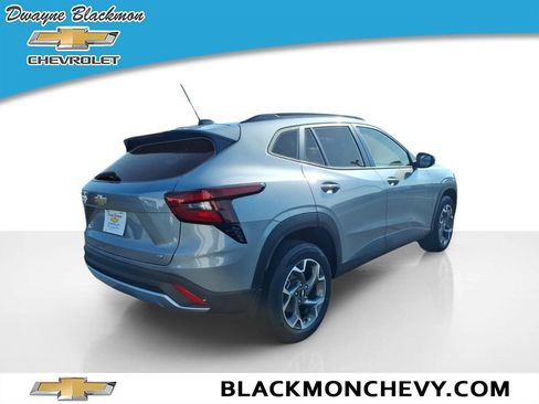 Used 2024 Chevrolet Trax LT w/ Driver Confidence Package FWD image 3