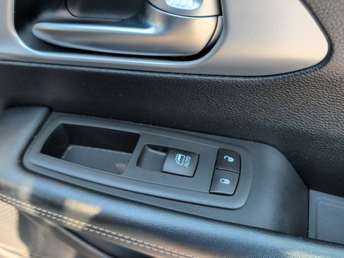 Used 2020 Chrysler Pacifica Touring w/ S Appearance Package FWD image 34