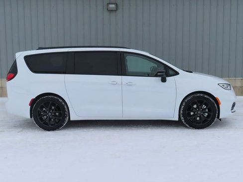 New 2026 Chrysler Pacifica Limited image 2