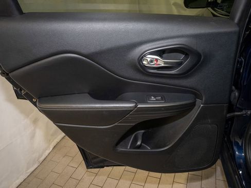 Used 2016 Jeep Cherokee Limited image 9