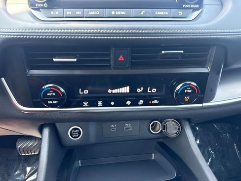 Used 2023 Nissan Rogue SV FWD image 11