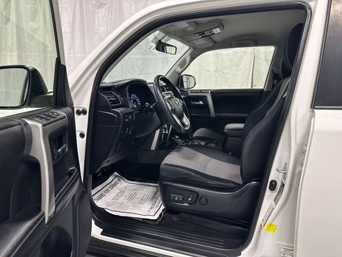 Used 2015 Toyota 4Runner SR5 AWD/4WD image 10