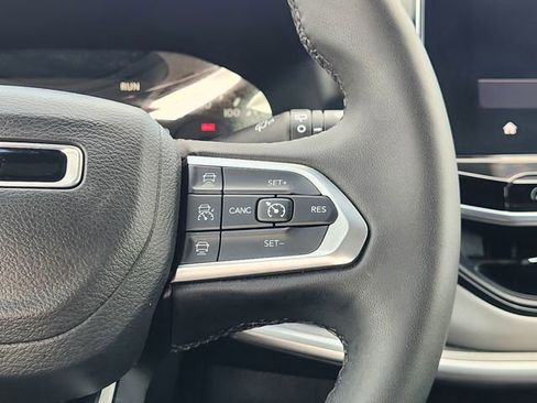 Used 2025 Jeep Compass Limited image 29