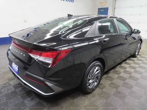 Used 2024 Hyundai Elantra SEL FWD image 5