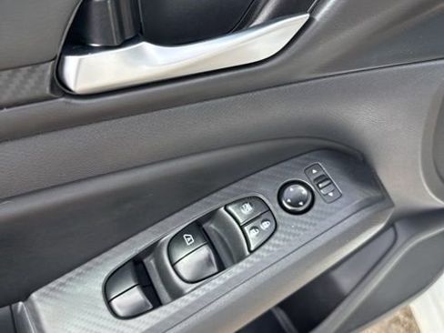 Used 2025 Nissan Altima 2.5 SV FWD image 14
