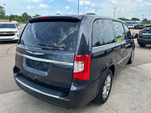 Used 2014 Chrysler Town & Country Touring-L FWD image 5