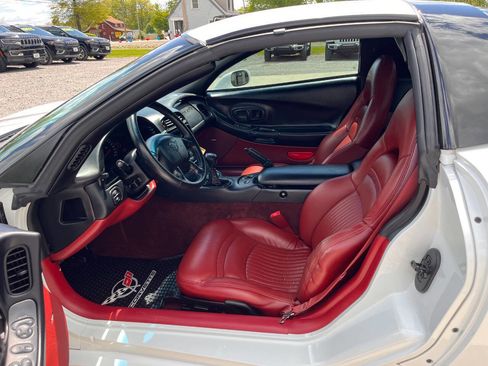 Used 1998 Chevrolet Corvette Coupe w/ Roof Pkg RWD image 16