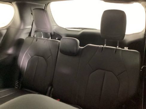 Used 2019 Chrysler Pacifica Touring-L FWD image 29