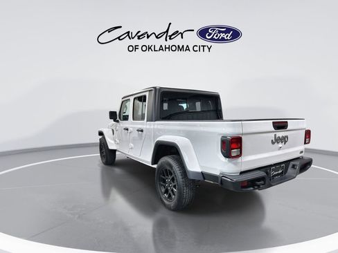 Used 2023 Jeep Gladiator Overland AWD/4WD image 6