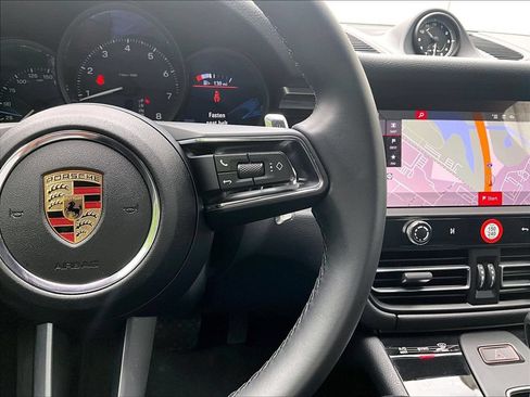 Certified 2025 Porsche Macan AWD/4WD image 24