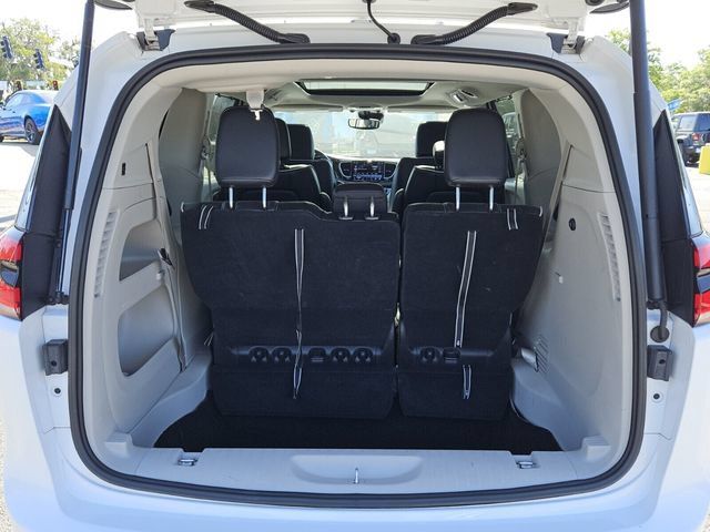 Used 2024 Chrysler Pacifica Limited FWD image 13