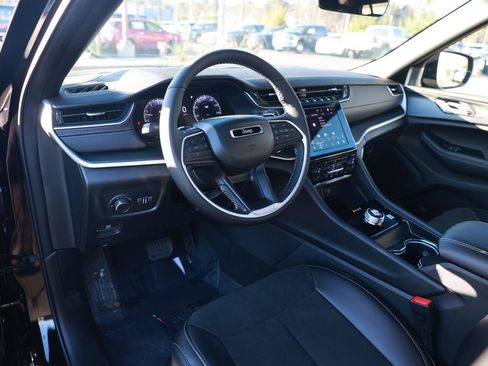 New 2025 Jeep Grand Cherokee Altitude image 10