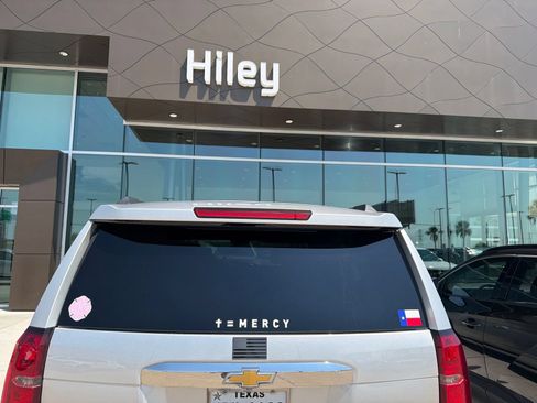 Used 2015 Chevrolet Suburban LT w/ Luxury Package AWD/4WD image 5